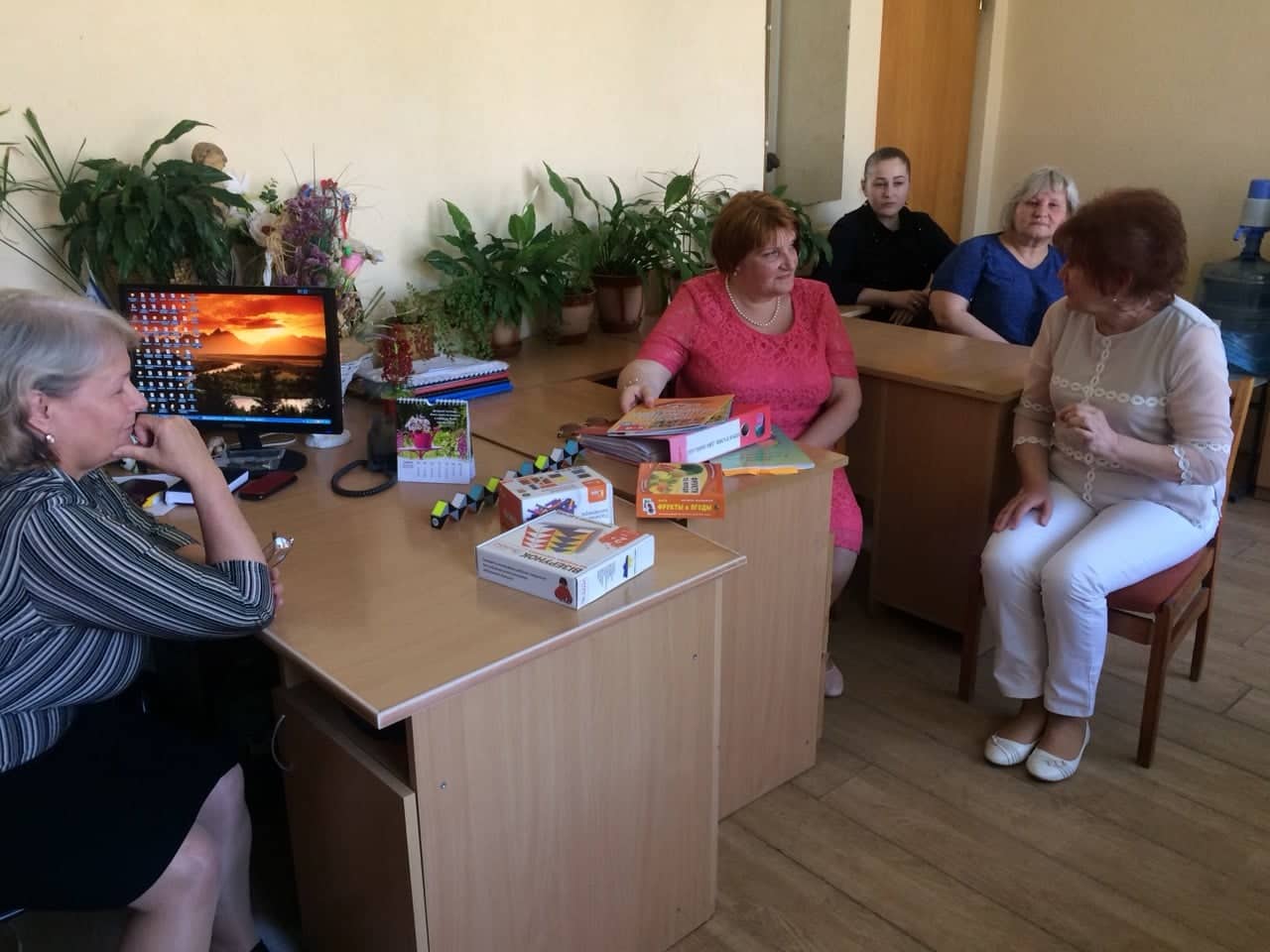 Члени експертної комісії обговорюють навчально-методичне забезпечення факультету